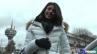 इंडियन लड़की विदेश मे पैसो के लालच मे चुदी