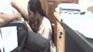 जवान लड़की ने बॉस को ब्लोव्जोब दिया बॉयफ्रेंड को जॉब दिलवाने के लिए