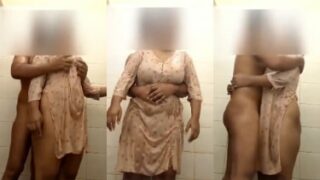 बाथरूम में पति ने टॉवेल मांगकर पत्नी से की रोमांस मस्ती