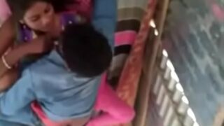 लड़की को चोदते हुए देखा तुरंत एमएमएस बना लिया