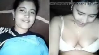 पति के खड़े लंड के साथ मुस्कुराते हुए खेलती शर्मीली बीवी
